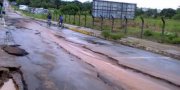 Trecho da Av. Castelo Branco em AraguaÃ­na onde o asfalto foi arrastado pela chuva.