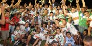 Jogadores do TocantinÃ³polis comemoram o tÃ­tulo de 2015 apÃ³s quebrar jejum de 12 anos sem conquistas