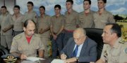 Governador Siqueira Campos durante assinatura dos atos de promoÃ§Ã£o dos 75 bombeiros militares, em cerimÃ´nia realizada na tarde desta sexta-feira, 14, no gabinete do PalÃ¡cio Araguaia.