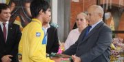Simbolizando a parceria, Governador Siqueira Campos entrega um presente ao carteiro Adriano da Silva. Na oportunidade tambÃ©m agradece o engajamento de todos.