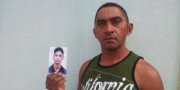 LuÃ­s de Moura Silva com a foto de seu filho desaparecido desde o Ãºltimo dia 28/01 em Barra do Corda-MA.