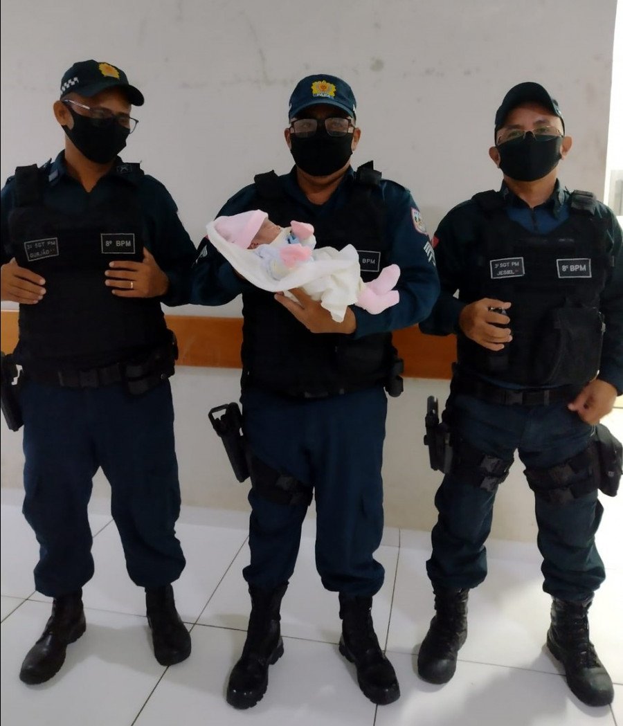 Policiais militares depois do resgate da bebê abandonada no meio do mato (Foto: Reprodução/PM)