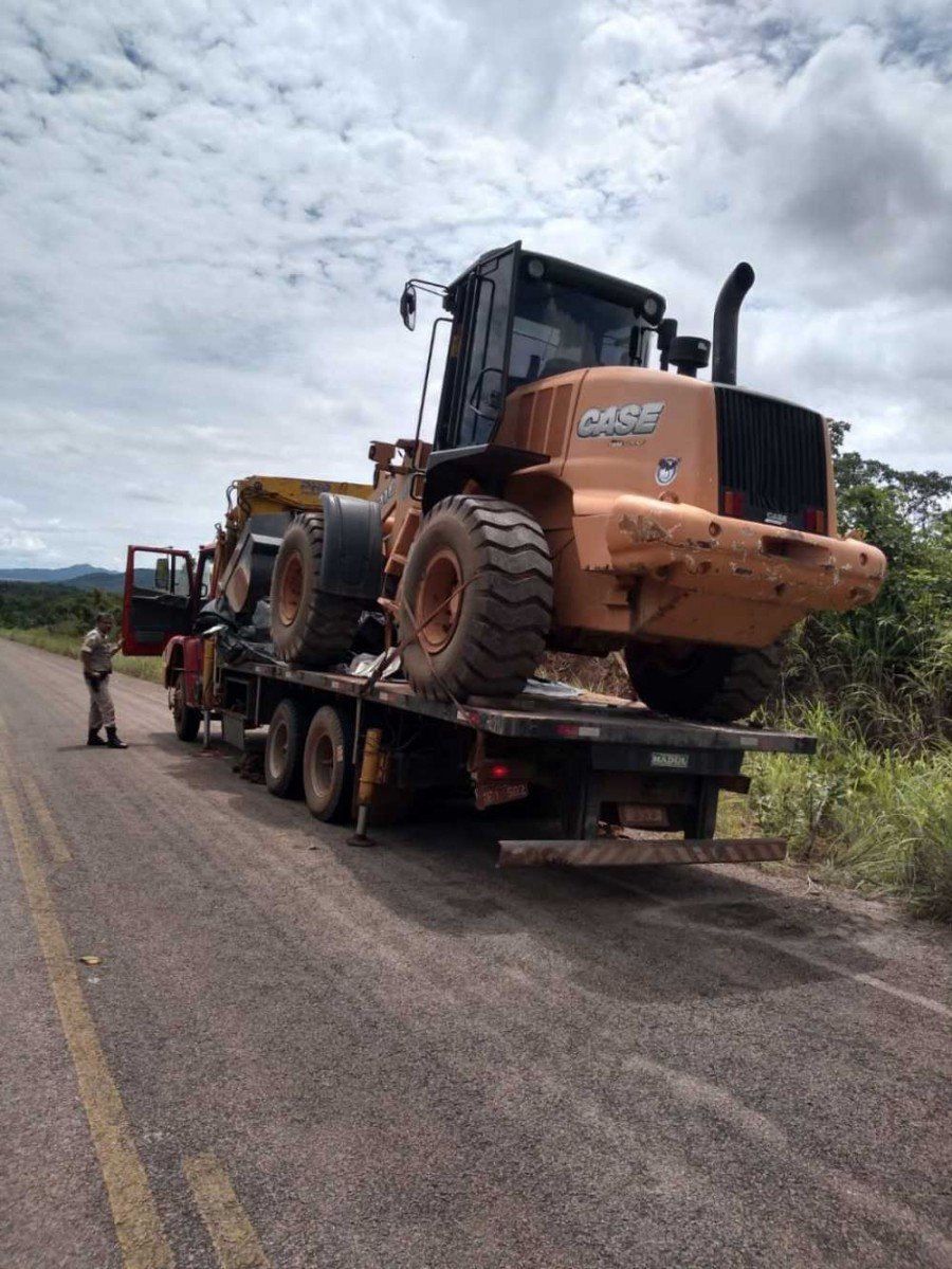 PM localizou caminhÃ£o e pÃ¡ carregadeira furtados em fazenda na cidade de Ipueiras
