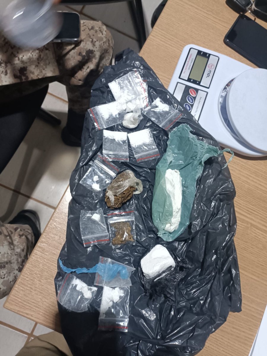 Substâncias análogas a cocaína e maconha encontradas na posse do individuo preso (Foto: Ascom 1º BPM)