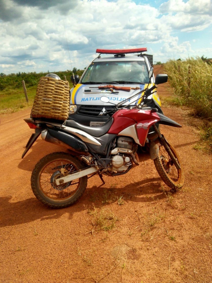 PM recuperou motocicleta roubada e prendeu dupla de ladrÃµes em MarianÃ³polis