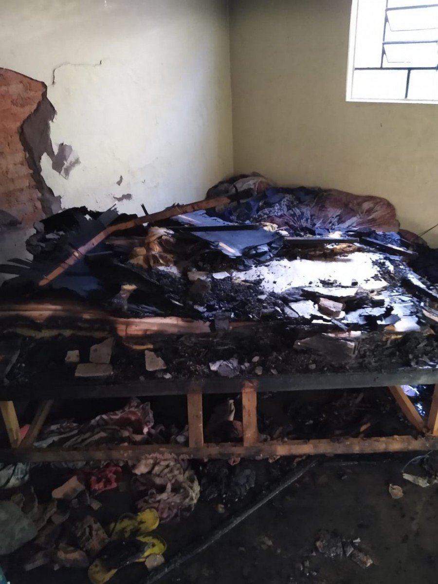 A casa ficou parcialmente destruída pelo incêndio (Foto: Divulgação/Corpo de Bombeiros)