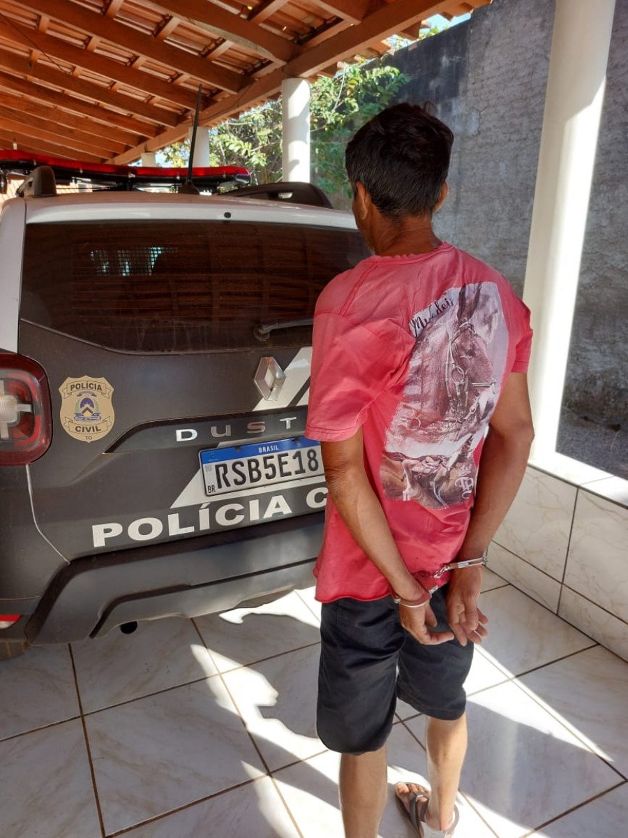 Homem preso pela Polícia Civil por feminicídio (Foto: Dicom/SSP-TO)