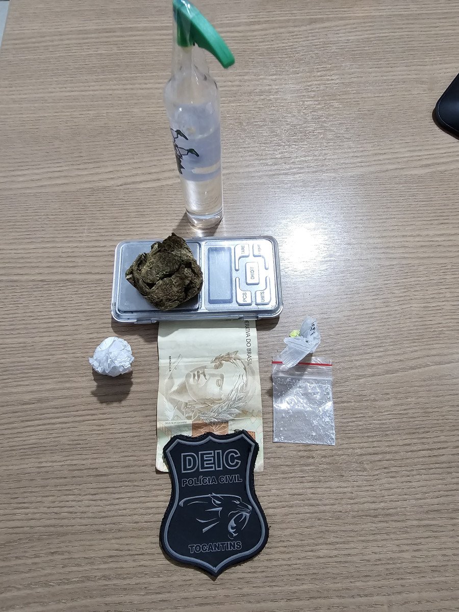 Porções de maconha, balança de precisão e porções de cocaína apreendidas na casa do homem preso pela Polícia Civil (Foto: Dicom/SSP-TO)