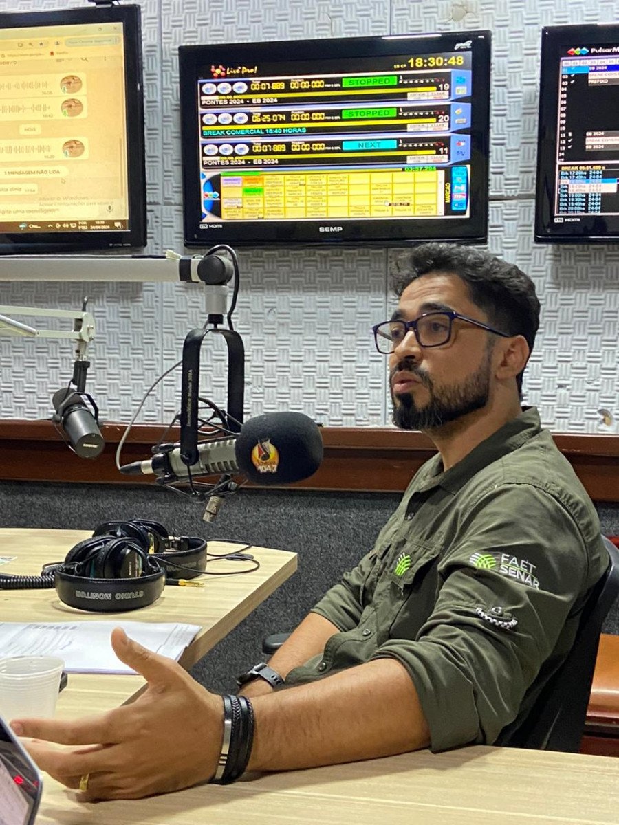 Diretor de Relações Institucionais da FAET, Luiz Claudio Faria, durante entrevista na Jovem Palmas FM (Foto: Divulgação)