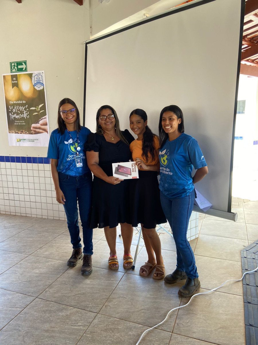 Maria Carla de Sousa, 12 anos, ganhadora de tablet no concurso de redação (Foto: Divulgação)