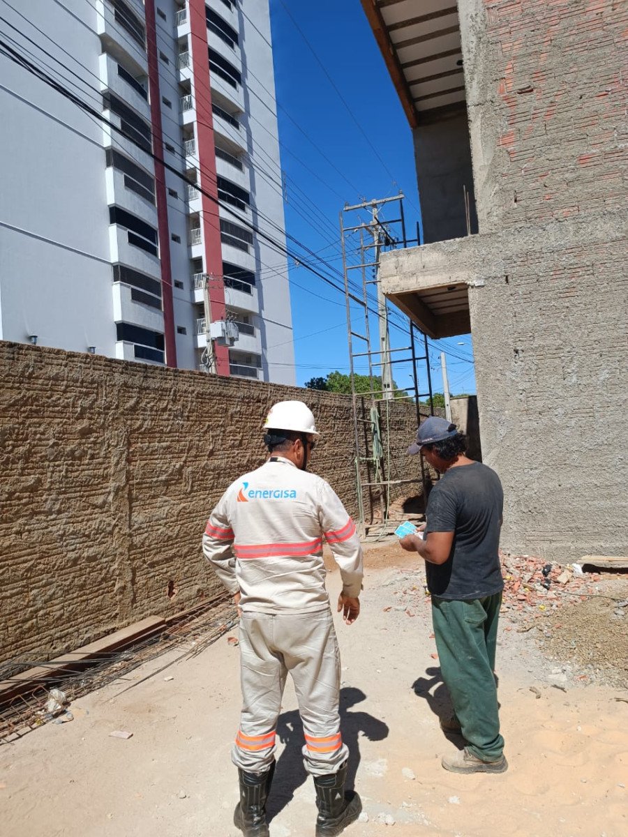 Obras e reformas próximas à rede elétrica exigem cuidado para evitar acidentes fatais (Foto: Divulgação/Energisa)