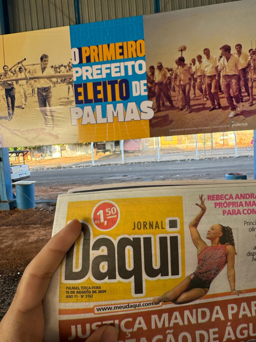 Foto com jornal de 13 de agosto comprova que as placas e faixas foram deixadas no local da convenção por quase duas semanas (Foto: Divulgação)