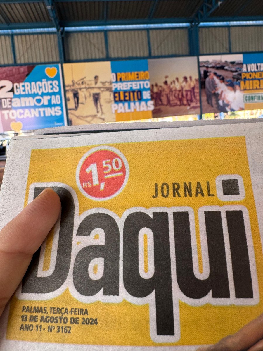 Faixas e placas com propaganda eleitoral ilegal e antecipada deixadas na Feira Coberta do Aureny III (Foto: Divulgação)