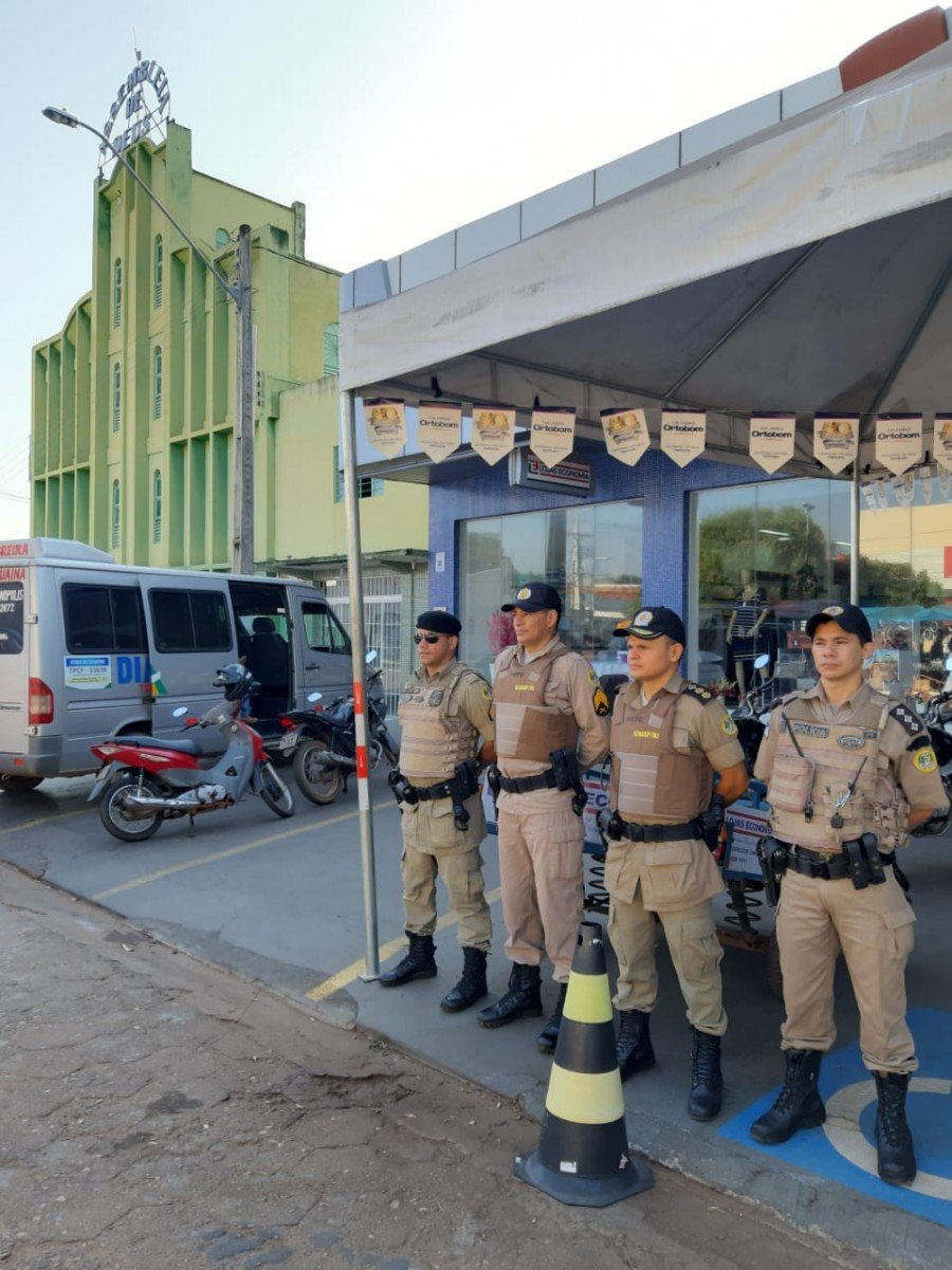 Policiais militares durante operaÃ§Ã£o Cidade Blindada IV em TocantinÃ³polis (Foto: DivulgaÃ§Ã£o/PMTO)