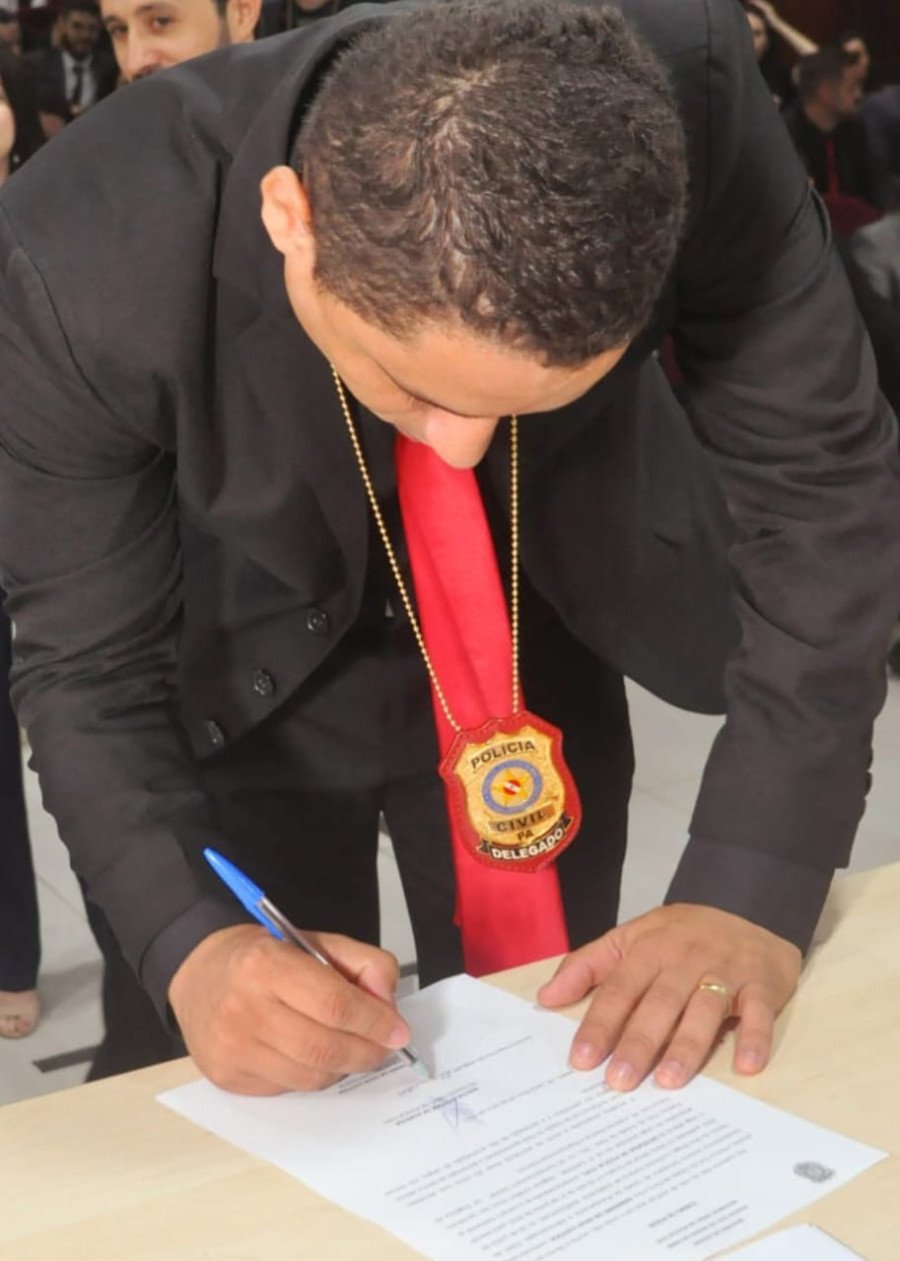 Danierre assina termo de posse para o cargo de delegado da Polícia Civil do estado do Pará (Foto: Arquivo Pessoal)