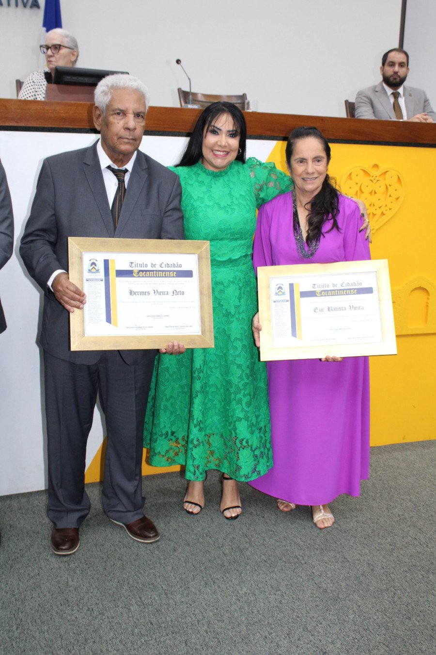 Janad Valcari entrega Títulos de Cidadão Tocantinense para o casal de pastores Hermes Vieira e Ezir Vieira (Foto: Divulgação/Ascom)