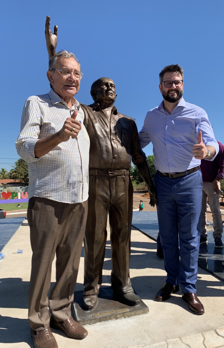 Deputado Mantoan e prefeito Dr.Valdemir posam ao lado do busto de bronze de Siqueira Campos (Foto: Divulgação)