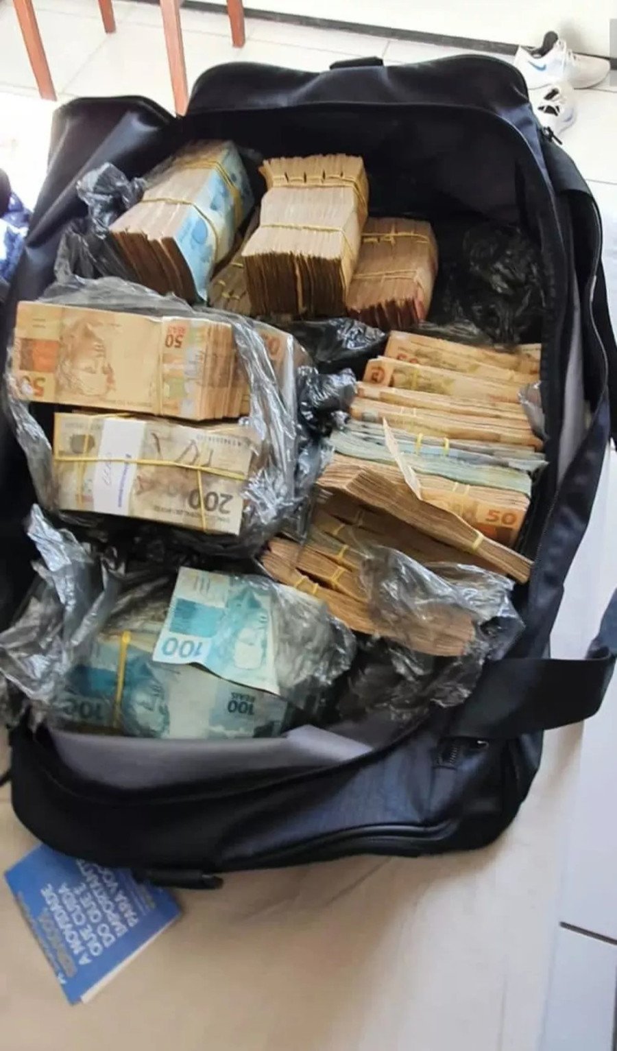 Parte do dinheiro que foi apreendido pela Polícia Federal na operação (Foto: Divulgação/PF)