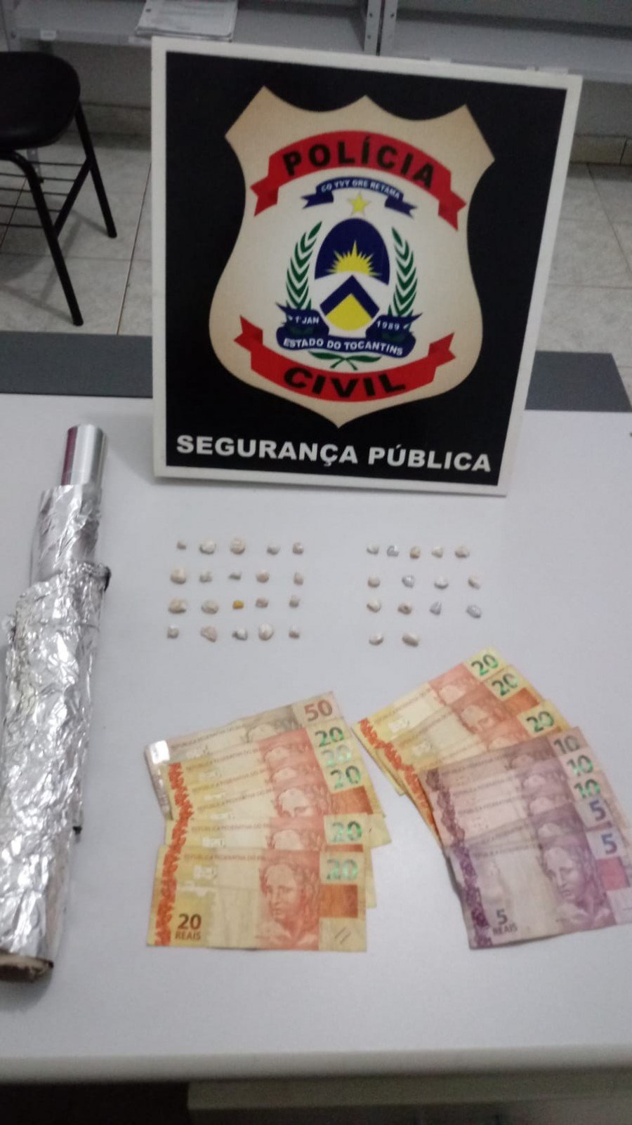 Dinheiro e drogas que estavam em posse dos dois traficantes presos pela PolÃ­cia CIvil em ItacajÃ¡
