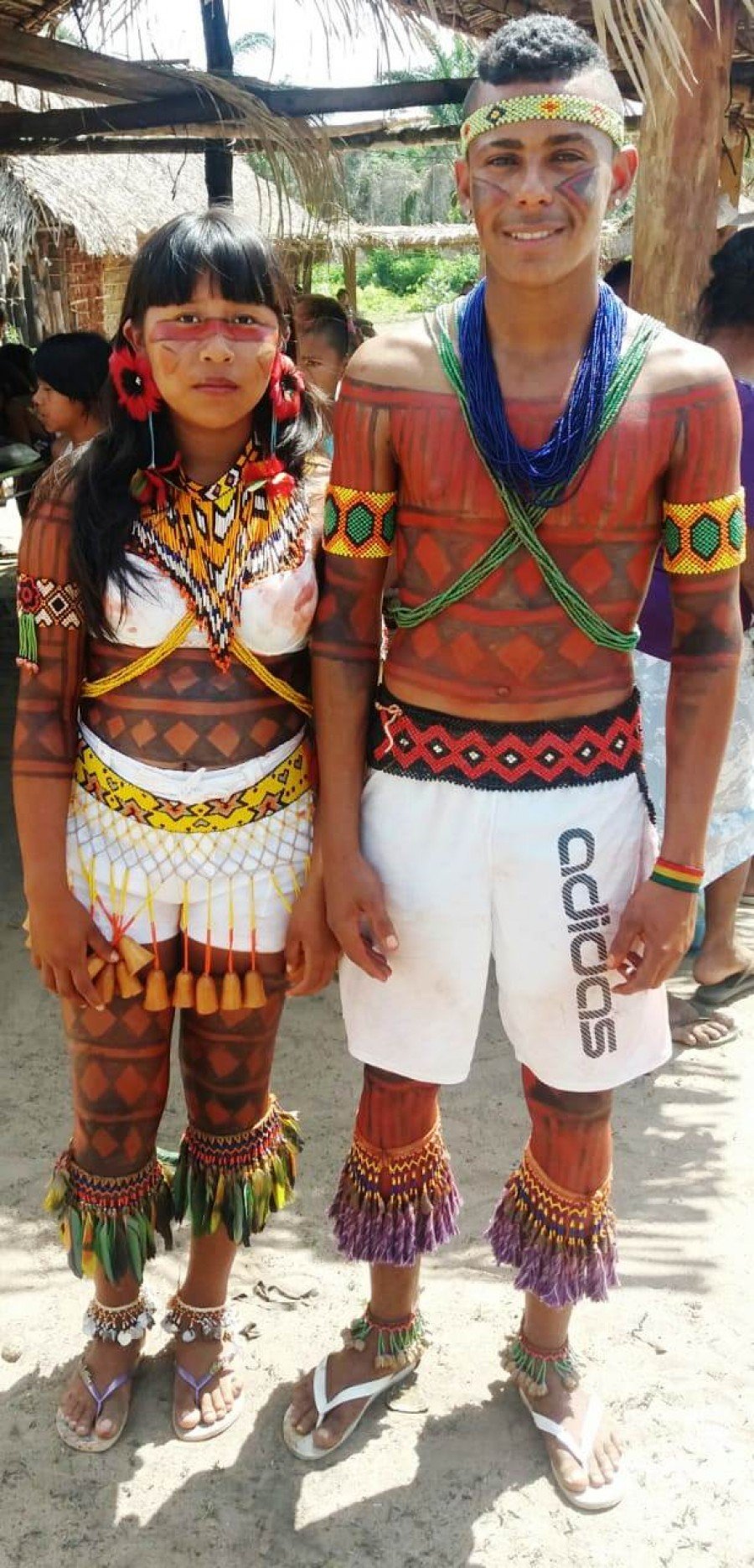 Jogador Marinho do TEC e sua esposa na Aldeia ApinajÃ©, em TocantinÃ³polis (Foto: AlÃ´ Esporte)