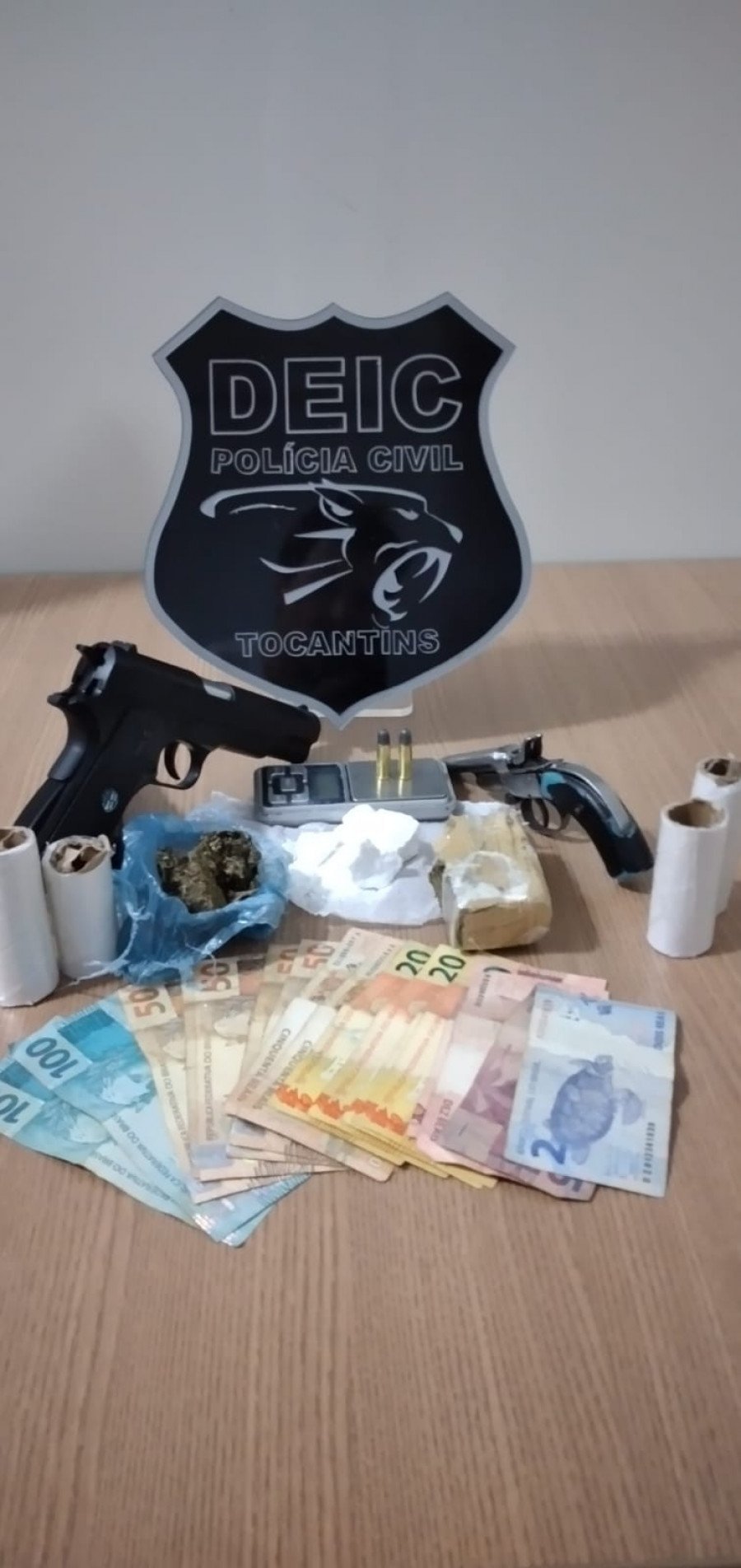 Drogas, armas de fogo e dinheiro apreendidos pela Polícia Civil em Gurupi em posse do homem preso por tráfico de drogas (Foto: SSP-TO)