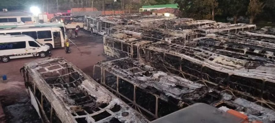 Ônibus ficaram destruídos após o incêndio ocorrido na empresa de transporte público em São José de Ribamar (Foto: Divulgação/Corpo de Bombeiros)