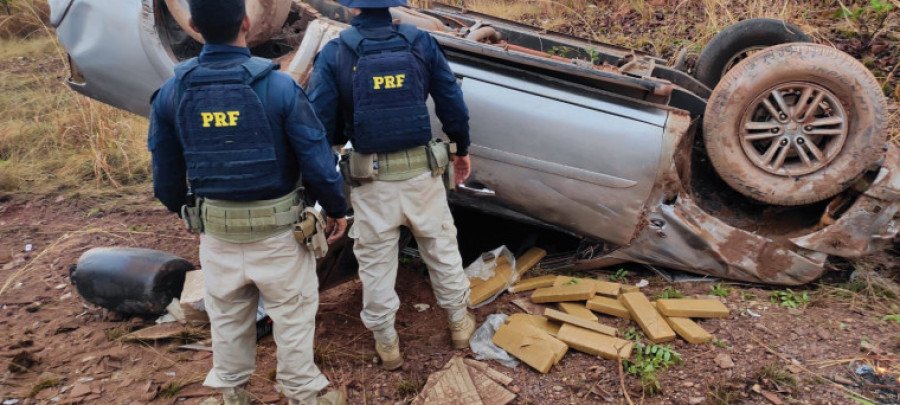 Caminhonete capotou após motorista perder o controle do veículo (Foto: PRF Tocantins)