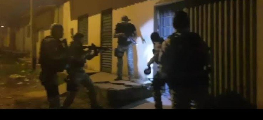 PolÃ­cia Civil entra em casa para cumprir mandados no Bico do Papagaio