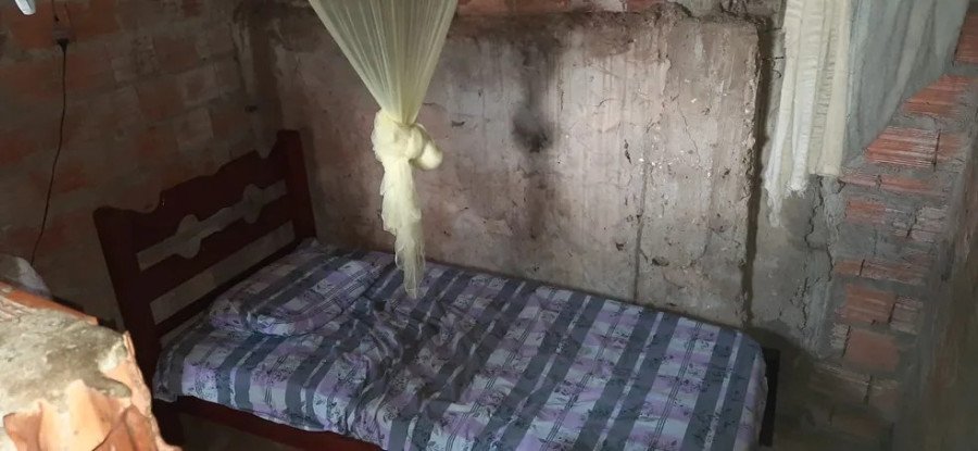 Vítima ficava presa dentro de um pequeno quarto nos fundos da residência (Foto: Divulgação/Polícia Civil)