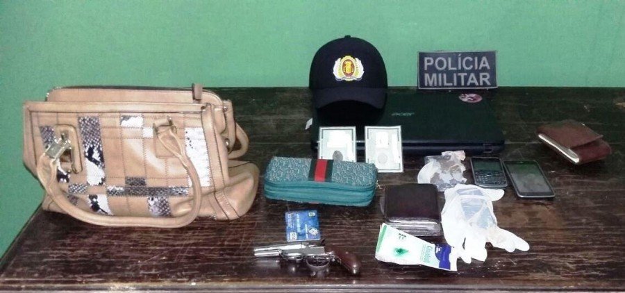 Arma de fogo e objetos encontrados com os autores do roubo em Sucupira