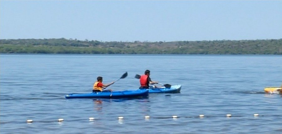 Banhistas aproveitam as Ã¡guas do rio Tocantins para praticar esportes