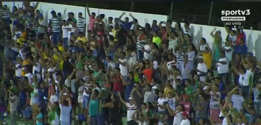 Torcida do Tocantinópolis comemorando gol de empate contra o Athletico-PR (Foto: SporTV/Reprodução)