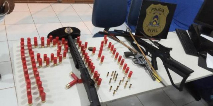 Armas encontradas com o idoso no dia do crime (Foto: Divulgação/PM)