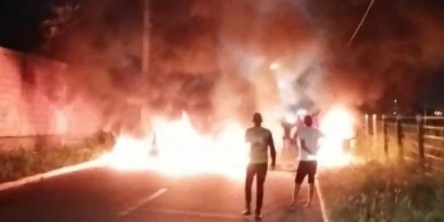 Manifestantes atearam fogo em pneus (Fogo: Divulgação)