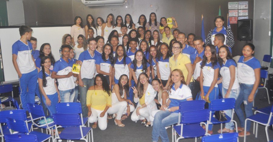 AcadÃªmicos da Unitins durante aÃ§Ã£o com estudantes do ColÃ©gio Manoel Vicente de Sousa (Foto: DivulgaÃ§Ã£o)