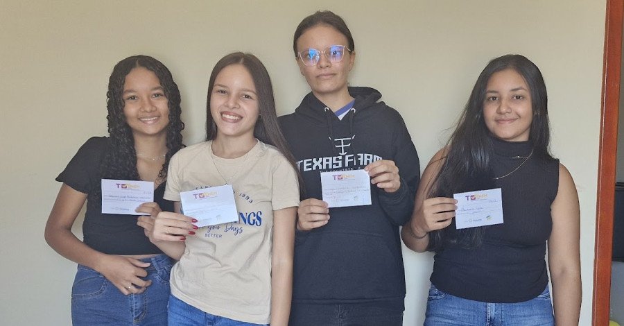 Alunos recebem cartão fidelidade (Foto: Seduc/Governo do Tocantins)