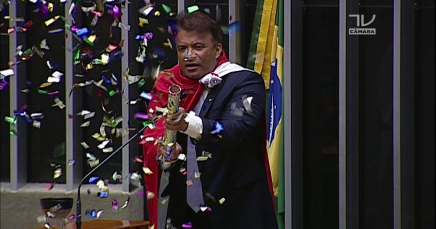 Com confetes, Wladimir Costa levou bandeira do ParÃ¡ e atribui crimes a petistas (Foto: TV CÃ¢mara)