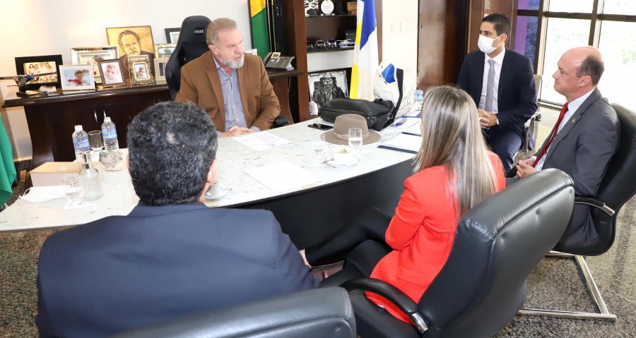 Governador Mauro Carlesse e representantes do Sindepol se reuniram para tratar do novo Plano de Cargos, Carreiras e Salários da categoria