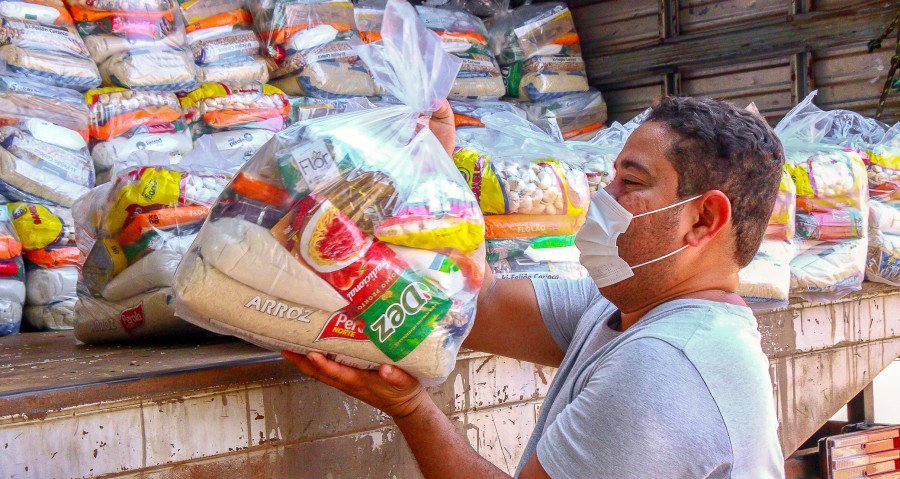 Entrega de kits de alimentos ocorre em parceria com os Cras, associações e entidades religiosas (Foto: Carlessandro Souza)