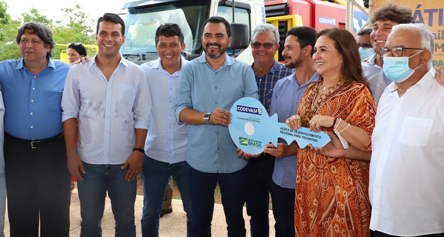 Governador Wanderlei Barbosa participa da entrega de máquinas da Codesvaf a prefeitos do Bico do Papagaio (Foto: Washington Luiz)