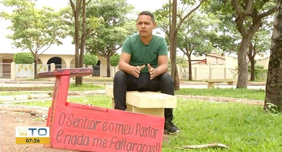 Exemplo de superaÃ§Ã£o, jovem de DarcinÃ³polis garante o sustento engraxando sapatos (Foto: TV Anhanguera)