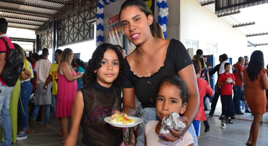 Lucimara e as filhas Lara Nicole, 8, e Luanny, 6, participaram da festa de distribuição de bolo (Foto: Lia Mara)