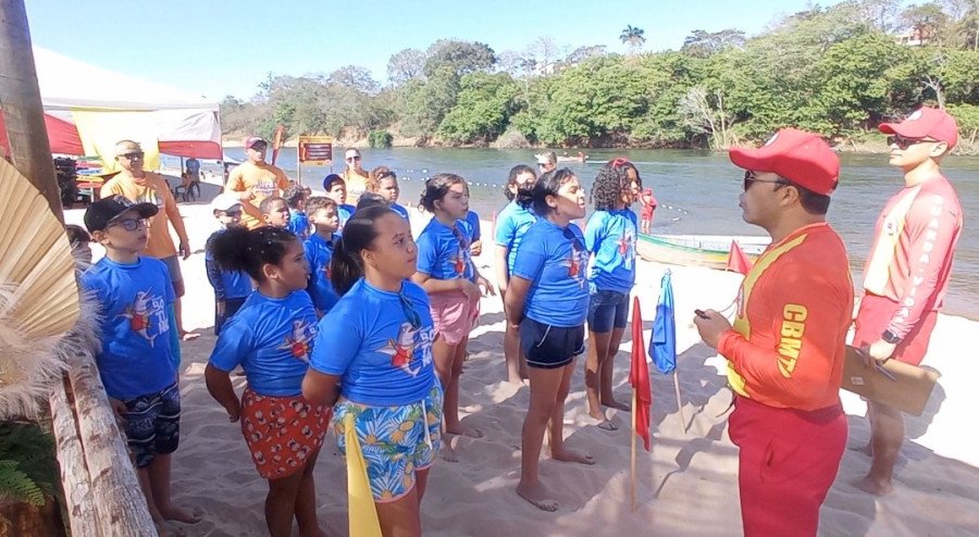 Na Praia do Rio Sono, em Pedro Afonso, crianças se divertem e aprendem com bombeiros militares no Projeto Botinho (Foto: Divulgação)