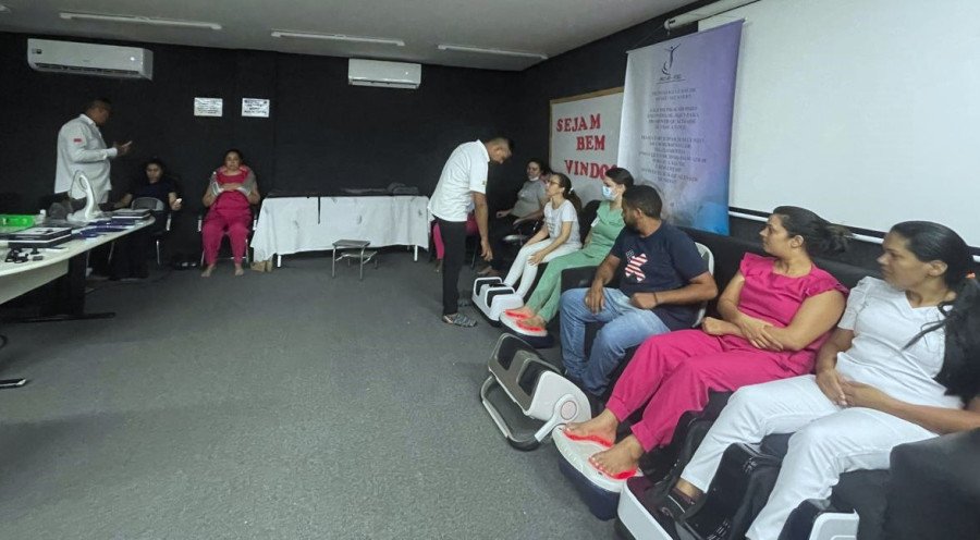 Servidores do Hospital Regional de Augustinópolis recebendo sessões de relaxamento dentro da unidade hospitalar (Foto: Divulgação/SES-TO)