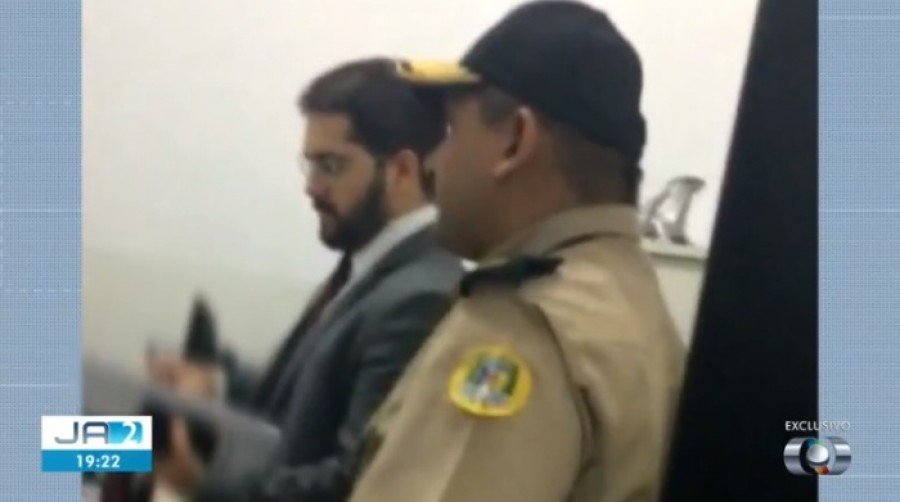 Tenente-coronel na sala do delegado durante o depoimento (Foto: TV Anhanguera)