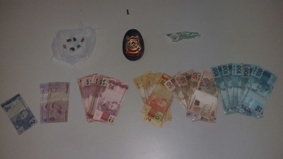 Dinheiro e drogas apreendidos em poder de casal suspeito por trÃ¡fico de drogas em TocantinÃ³polis