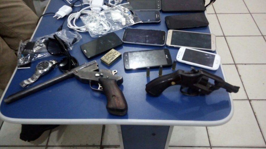Produtos roubados e armas foram encontrados com os suspeitos (Foto: DivulgaÃ§Ã£o PMTO)