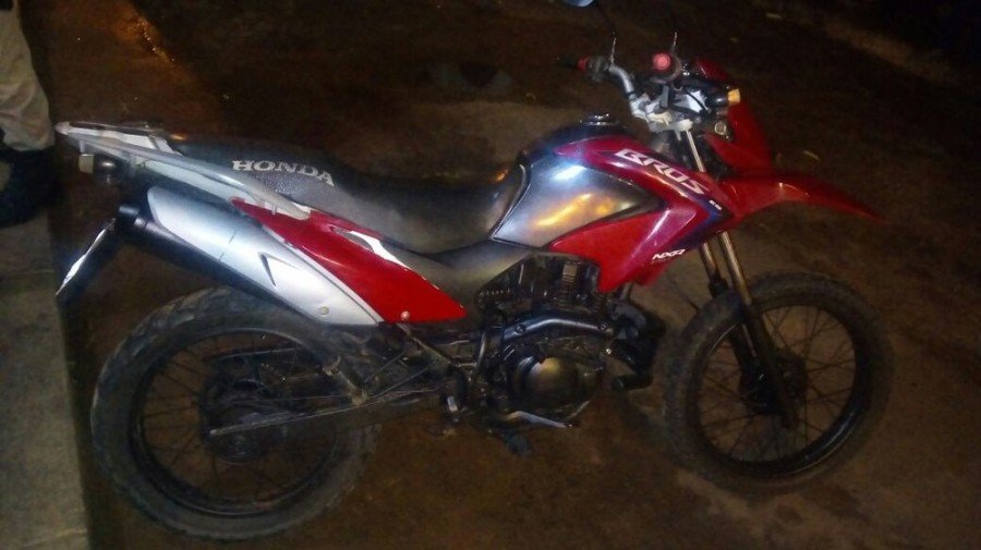 Motocicleta que estava com o grupo tambÃ©m era roubada (Foto: DivulgaÃ§Ã£o PMTO)