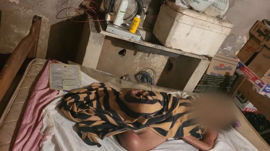 Trancada com corrente em quarto nos fundos de casa, idosa foi resgatada de cárcere privado e maus-tratos em Marabá-PA (Foto: Reprodução)