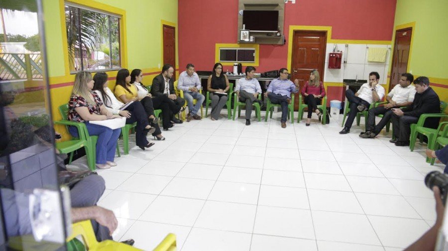 ReuniÃ£o dos advogados de AugustinÃ³polis com o juiz Jefferson Ramos (Foto: Daniel Machado)